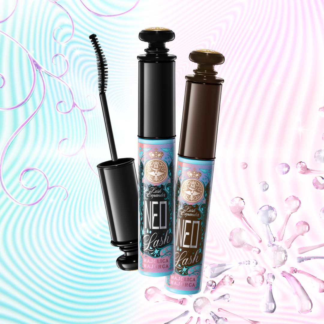 マジョリカ マジョルカの新作マスカラ「ラッシュエキスパンダー ネオラッシュ」のボトルとムーンスリムブラシ