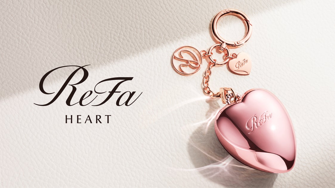 バッグで揺れる、私だけのハートのお守り。⼼も弾む⼩さなツヤメイクブラシ。「ReFa HEART BRUSH cha…